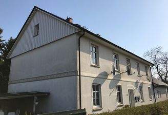 Zweistöckiges Wohnhaus