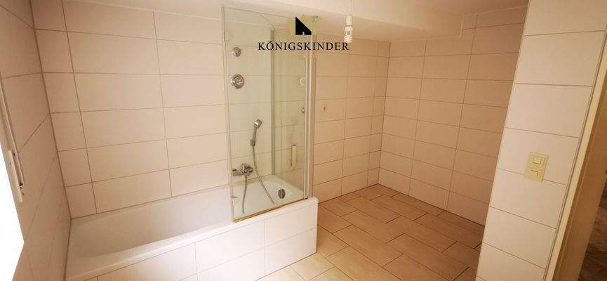 Badewanne und reichlich Platz