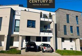 Fassade mit 2 Stellplaetzen