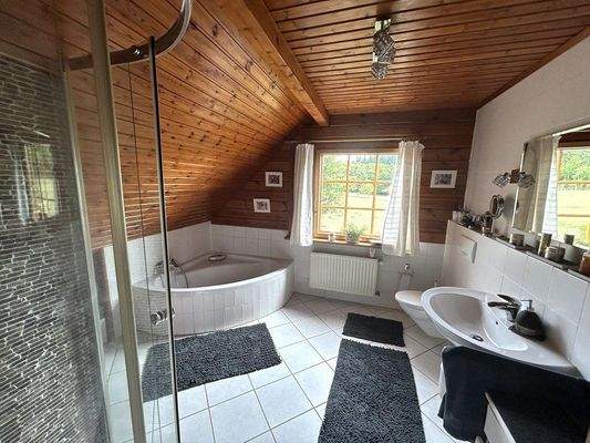 OG Bad mit Wanne, Dusche, Fenster 