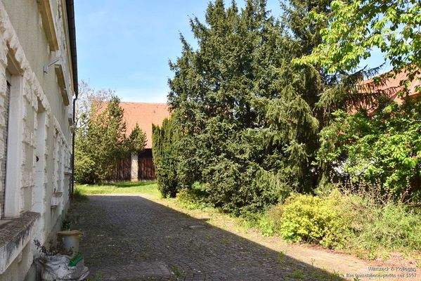 seitlicher Bereich / Zufahrt