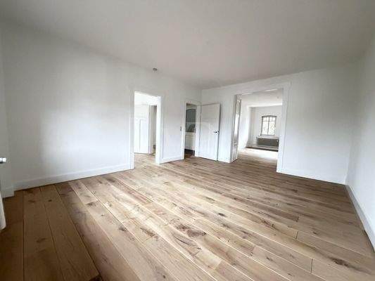 Wohnraum (1) mit Flügeltüren