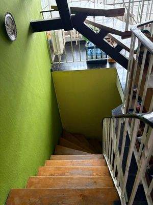 Holztreppe in den Keller