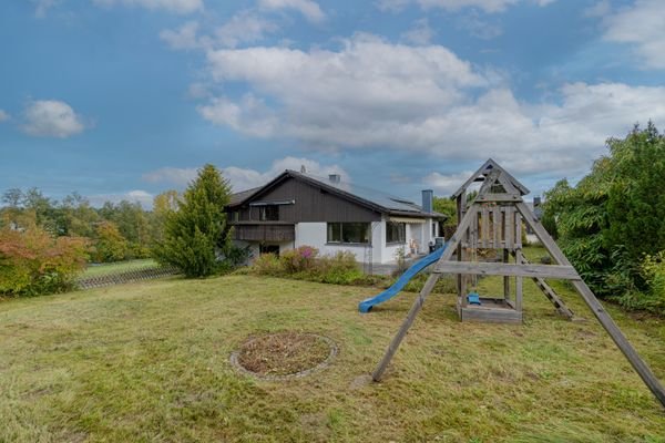 Objektansicht mit Garten 