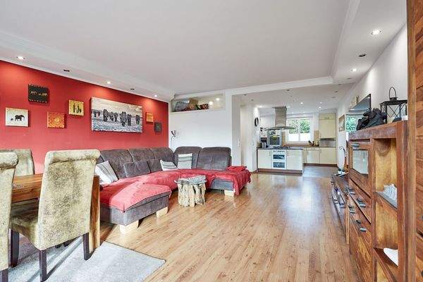 Wohnbereich mit Blick auf offenen Küchenbereich