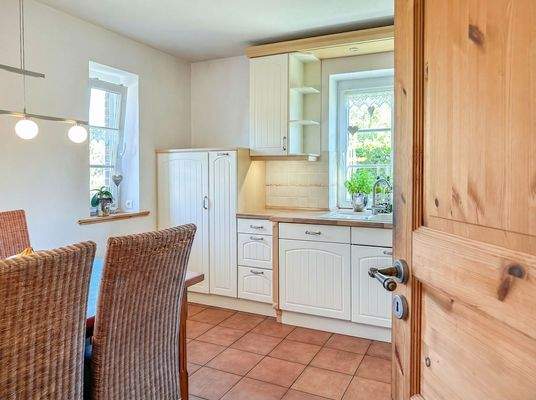 4. Küche mit Frühstücksecke.jpeg