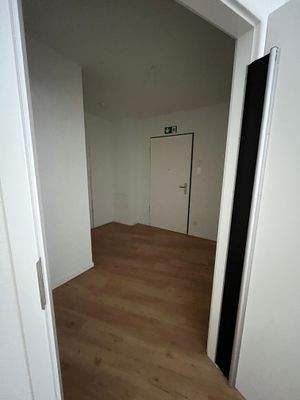 Flur mit Blick zur Eingangstür