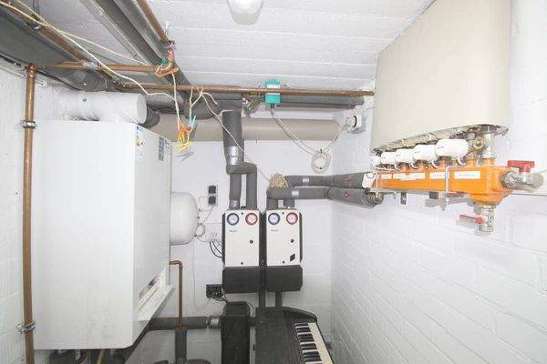 Gas-Brennwerttherme (Sieger) u. Fußbodenerwärmung Vollkeller Haupthaus