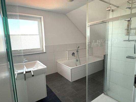 ....und Waschbecken - zeitlos und pflegeleicht