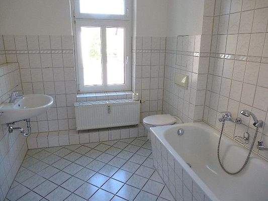 Bad mit Fenster und Badewanne