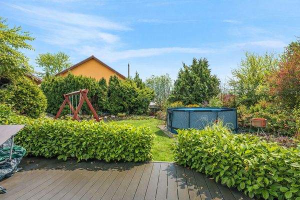 Blick von Terrasse 1 in den Garten