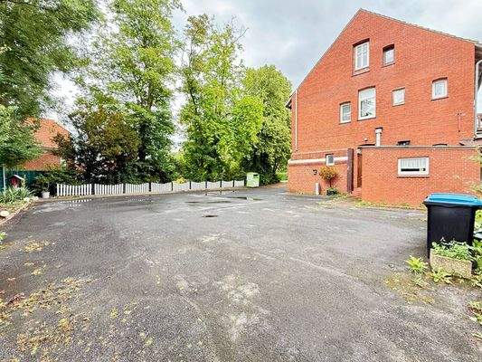 Rückansicht und Parkplätze