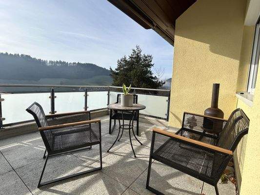 Balkon mit Blick und Sonne