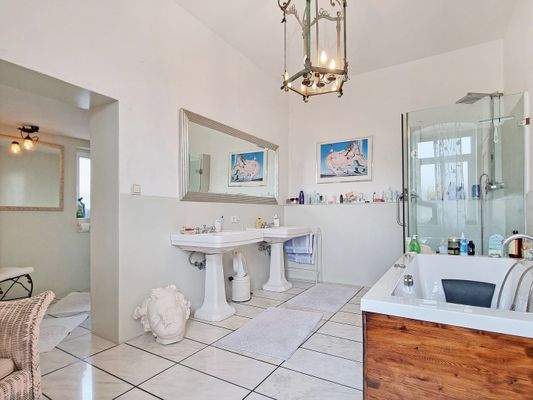 Badezimmer mit Dusche