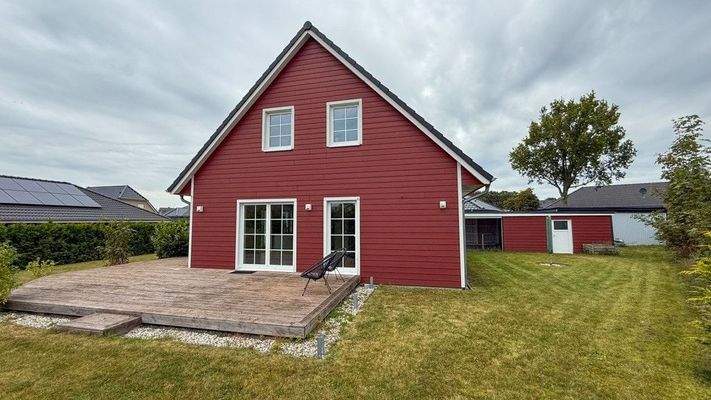 Gartenansicht mit Holzterrasse