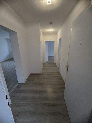 Langer Flur mit Türen