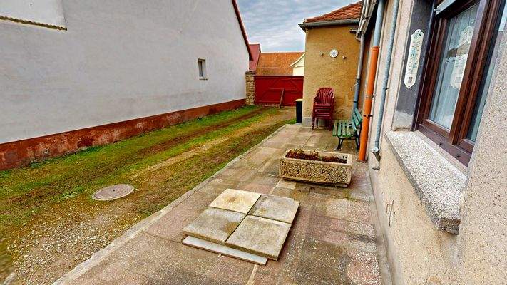 Mittels Holzboden und Pflanzkübeln lässt sich die Terrasse gemütlich gestalten