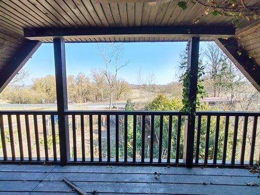 Loggia DG mit Blick zur Straßenseite 