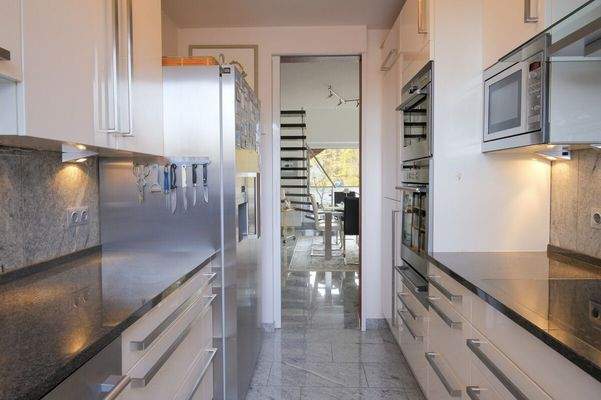 Blick aus der Küche zum Essbereich