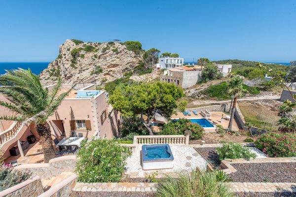 Villa in ruhiger Lage auf einem Hügelgrundstück mit pflegeleichtem Garten