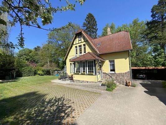 große Stellfläche vor dem Haus