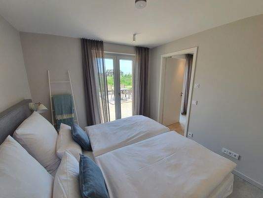 Schlafzimmer 1 Blick zur Terrasse