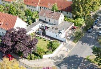 Aus der Vogelperspektive: vorn der Garten, links die Abstellfläche, hinten das Haus und rechts der Laden