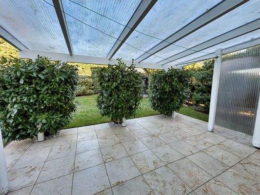 Überdachte Terrasse an der Norseite des Hauses