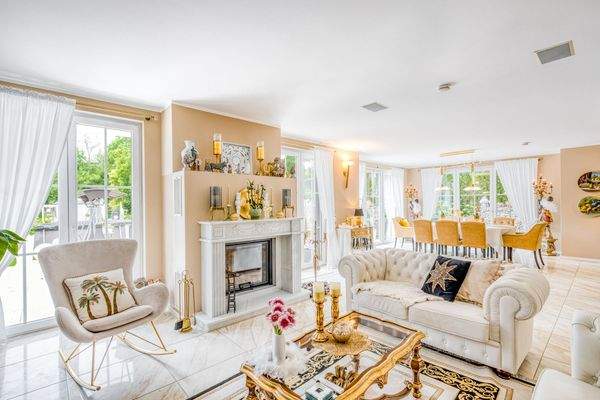 Großzügiger Wohn- Essbereich mit Zugang zum Garten