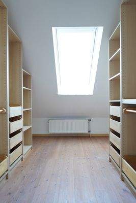 Raum mit praktischen Einbauschränken