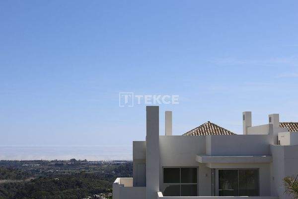 Properties with Spacious Design and Sea Views in Benahavis