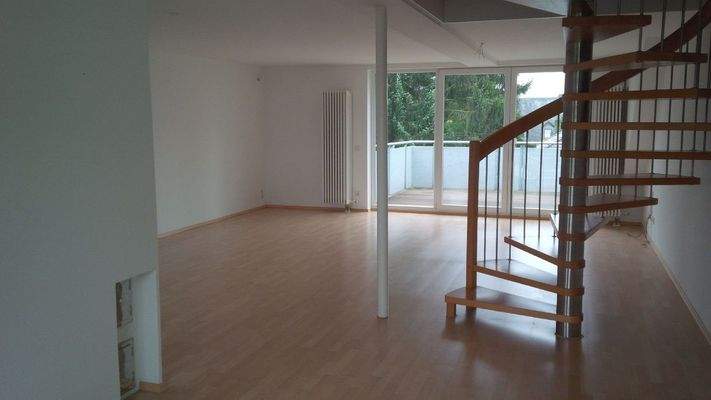 Wohnraum mit Treppe zum Dachboden