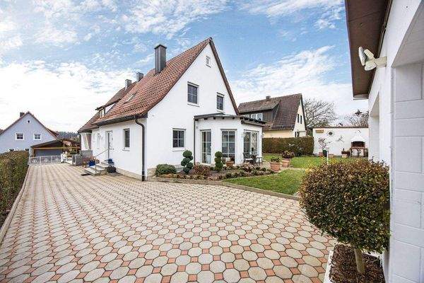 Blick auf zwei Häuser - Zufahrt zur Doppelgarage