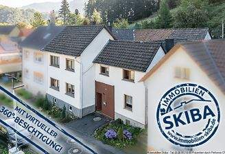 Wohnhaus mit Nebengebäuden