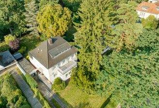 Luftbild: Stadtvilla mit Vorgarten
