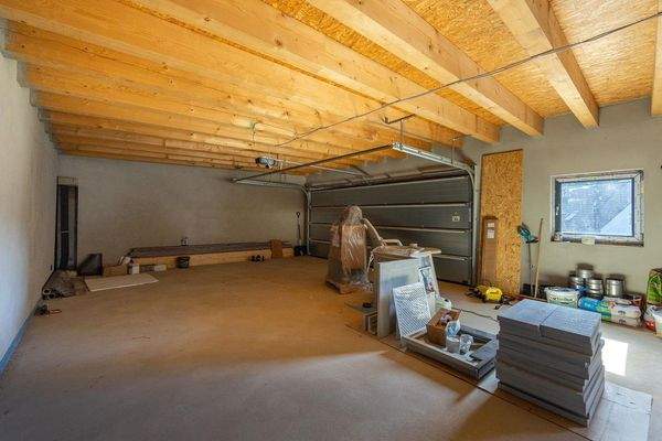 massive Doppelgarage mit zusätzlichem Platz