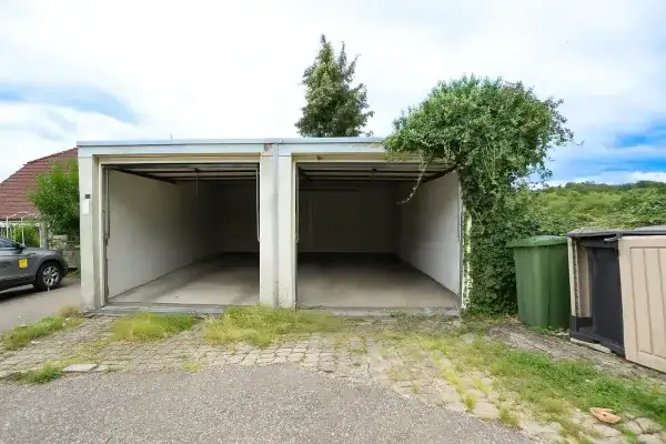 Doppelgarage neben dem Haus
