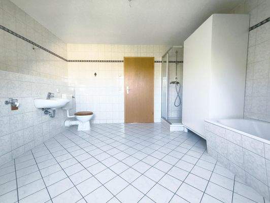 Bad mit Wanne & Dusche