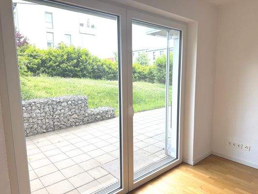 Ausblick Terrasse und in den Garten 