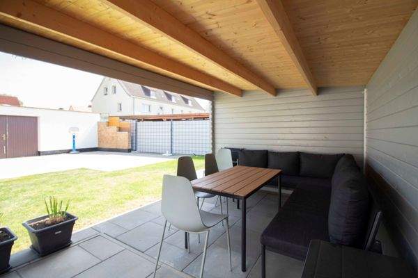 Überdachte Terrasse im Innenhof