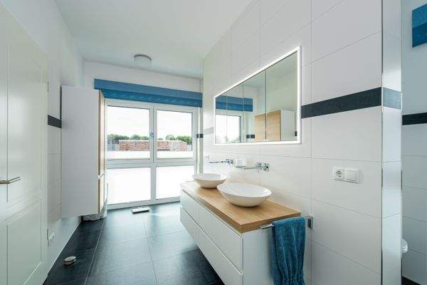 Das gepflegte Badezimmer im OG