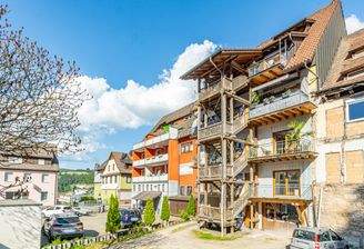 Außenansicht mit Balkonen