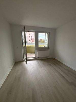 Wohnzimmer mit Balkon 