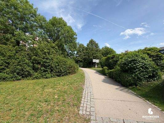 Die parkähnlichen Außenanlagen