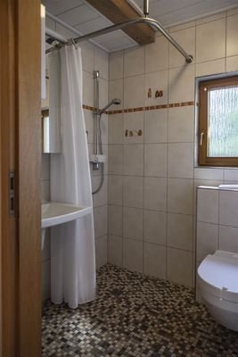 kleines Bad mit ebener Dusche