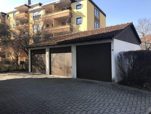 Garage zur Wohnung