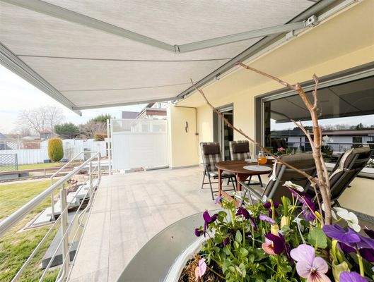 Elektrisch steuerbare Markise bietet Sonnen- und Regenschutz