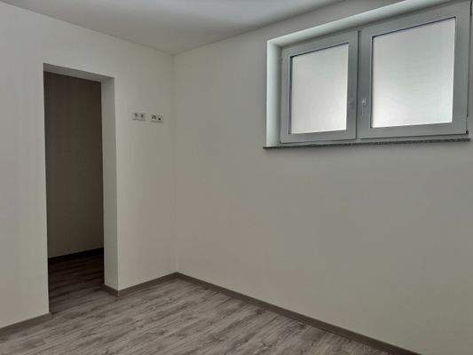 Schlafzimmer mit kleinem Ankleidebereich