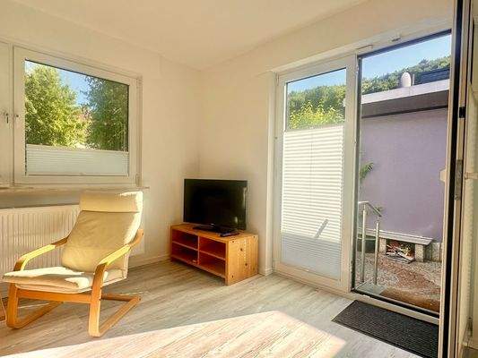 Wohnzimmer mit Zugang zur Terrasse 