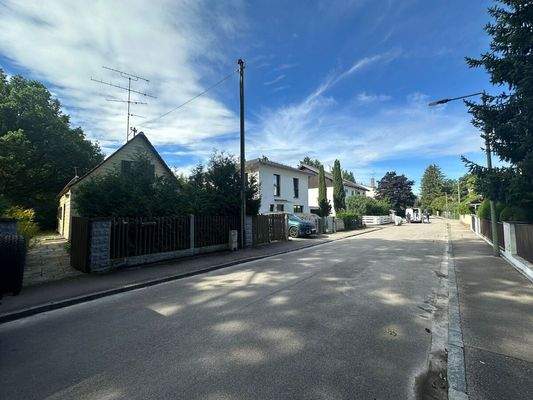 Bestandshaus und Nachbarbebauung (Referenz)